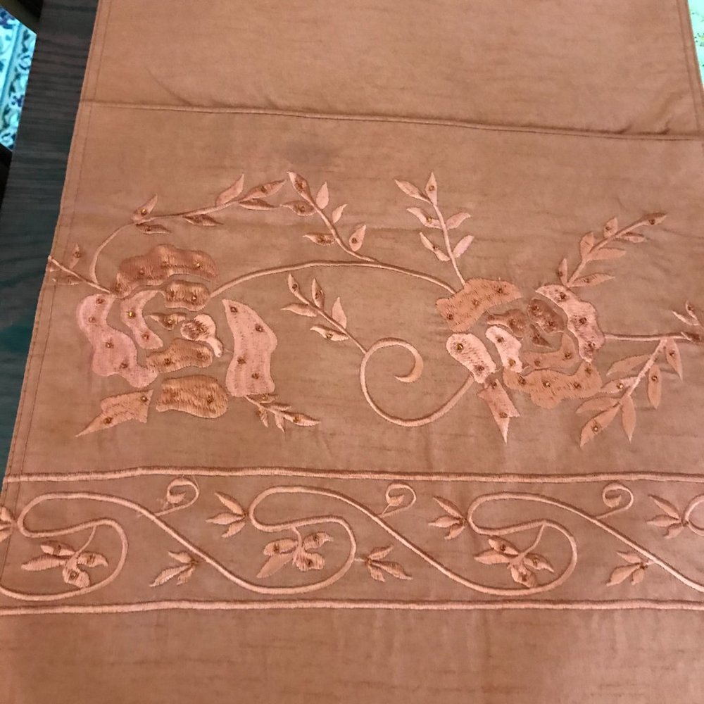 NWOT 72" Ridgefield Table Runner - Picture 3 of 7